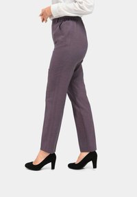 Paarse, gestructureerde broek met een elastische tailleband en zijzakken, gecombineerd met zwarte hoge hakken. Slanke, op maat gemaakte pasvorm.
