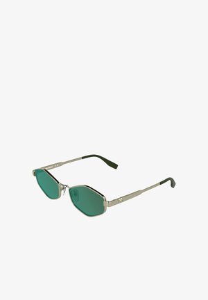 Occhiali da sole con montatura in metallo, lenti esagonali verdi e sottili aste argentate con punte nere.