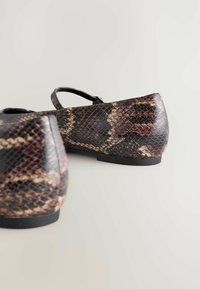 Ballerine in stampa pitone marrone e beige, realizzate in materiale sintetico liscio, con punta leggermente arrotondata e tacco nero basso.