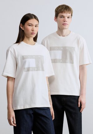 90S DISTRESSED FLAG TEE UNISEX - T-shirt print - ancient white