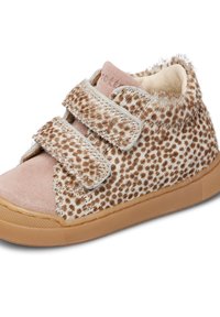 Sneaker in tessuto maculato beige e marrone con accenti in suede rosa e due cinturini regolabili in Velcro. Suola in gomma con motivo testurizzato.