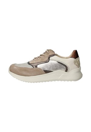 Casual beige en metallic zilveren sneaker met suède en leren panelen, vetersluiting en een witte, gestructureerde zool.