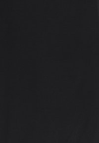 Černá látka s hladkým, matným povrchem a bez viditelných vzorů či akcentů, vhodná pro všestranné oděvní aplikace.