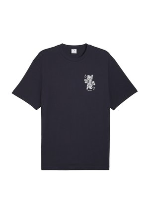 Svart kortärmad Puma-t-shirt med en liten vit lejonillustration och texten "Play smarter" på vänster bröst.