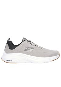 Scarpa da ginnastica grigia chiara con dettagli neri, tomaia in rete testurizzata e intersuola in VaporFoam bianca. Presenta un design con lacci e suola in gomma.