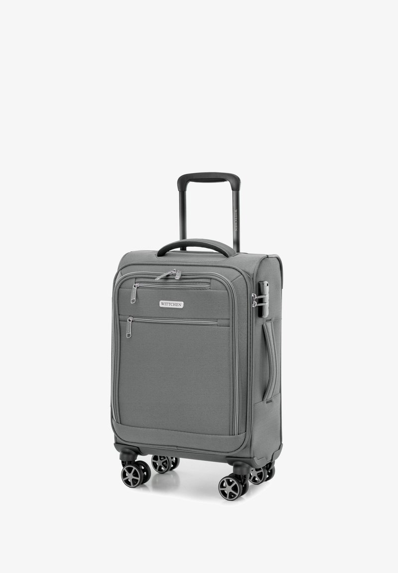 Grauer Trolley mit strukturiertem Stoffaußenmaterial, zwei vorderen Reißverschlusstaschen und einem ausziehbaren Griff. Vier doppelt rotierende Räder für gute Beweglichkeit.