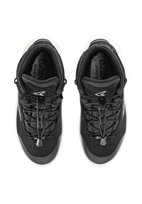 Schwarze sportliche Schuhe mit einer strukturierten Oberseite, elastischen Schnürsenkeln und einem gepolsterten Kragen. Weiße Gummilaufsohle und Logodetails an den Seiten.