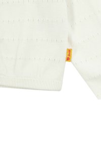 Bílý pletený svetr s texturovaným vzorem a žebrovanými manžetami. Na boku má malou žlutou a růžovou značkovou nášivku.
