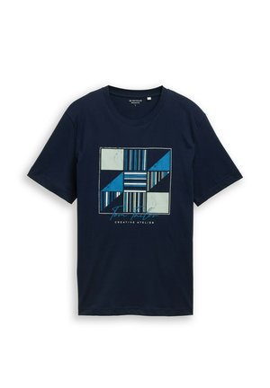 Tengerészkék rövid ujjú póló kék-fehér geometriai négyzetmintával és "Tom Tailor Creative Atelier" felirattal az elején.