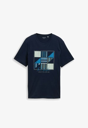 Lühikeste varrukatega tumesinine T-särk geomeetrilise ruudumustriga sinises ja valges ning tekstiga "Tom Tailor Creative Atelier" ees.