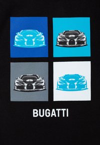 Tessuto nero con quattro grafica quadrate di una macchina in blu, azzurro, grigio e bianco, con il testo "BUGATTI" sottostante in bianco.