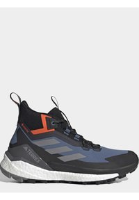 Męski but trekkingowy w czarno-niebiesko-pomarańczowej kolorystyce. Posiada teksturowaną cholewkę, podszewkę Gore-Tex oraz wytrzymałą białą podeszwę.