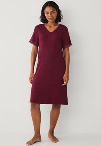 Vestaglia bordeaux realizzata in tessuto morbido, con scollo a V, maniche corte con pizzo e orlo a lunghezza ginocchio.