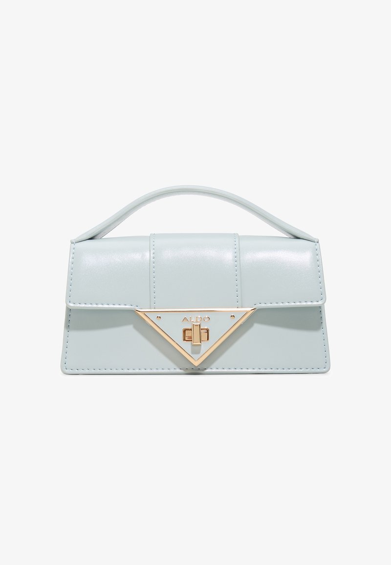 Petit sac à main bleu clair avec poignée supérieure et fermoir triangulaire doré sur le rabat avant, présenté sur fond blanc.
