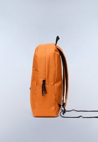 Zaino arancione con una texture di tessuto liscia, ampio scomparto principale, tasca laterale con cordino e spallacci neri regolabili.