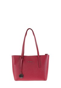 Borsa tote rossa in pelle con finitura testurizzata, due manici e un ciondolo decorativo. Presenta un design semplice e senza chiusura, con dettagli del logo.