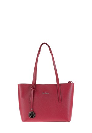 Borsa tote rossa in pelle con finitura testurizzata, due manici e un ciondolo decorativo. Presenta un design semplice e senza chiusura, con dettagli del logo.