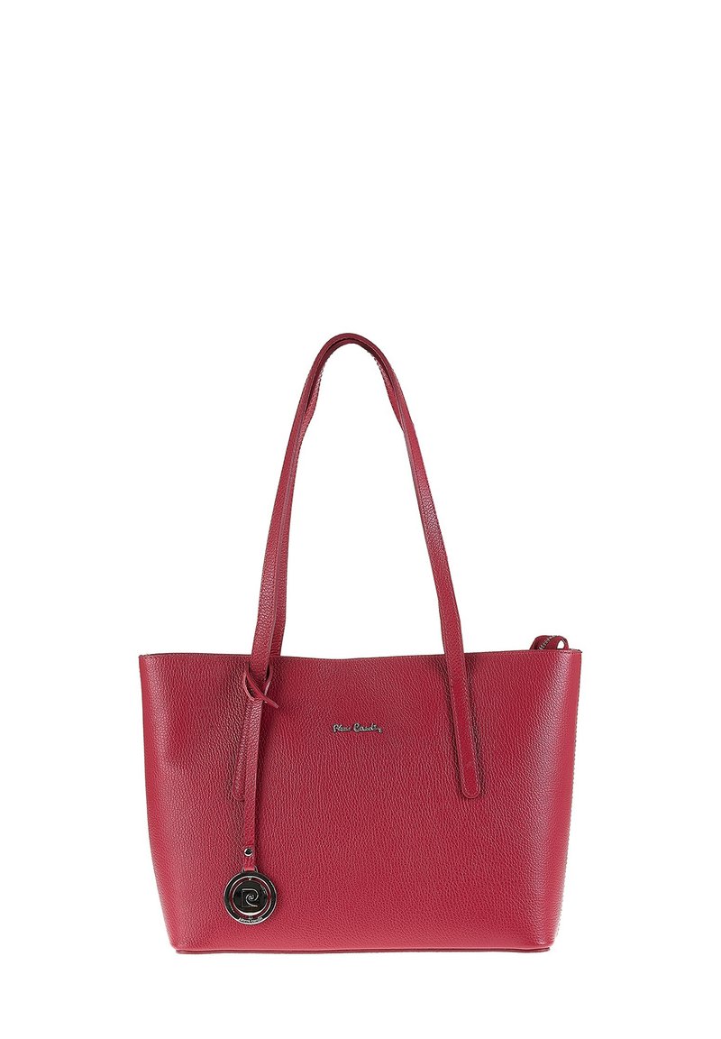 Borsa tote rossa in pelle con finitura testurizzata, due manici e un ciondolo decorativo. Presenta un design semplice e senza chiusura, con dettagli del logo.