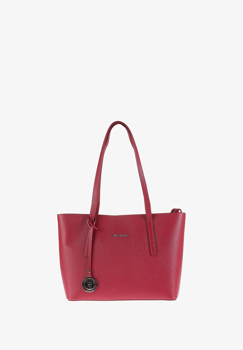 Sac fourre-tout en cuir rouge avec une finition texturée, deux poignées et un charm décoratif. Présente un design simple et ouvert en haut ainsi qu'un détail de logo.