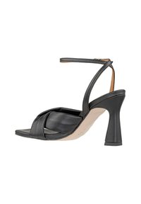 Sandalo in pelle nera con punta aperta, design a fascia incrociata, cinturino alla caviglia e tacco alto affusolato. Texture liscia e stile minimalista.