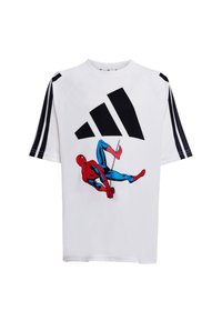 Biała koszulka z krótkim rękawem w czarne paski Adidas, z kolorową grafiką Spider-Mana i dużym czarnym logo Adidas z przodu.