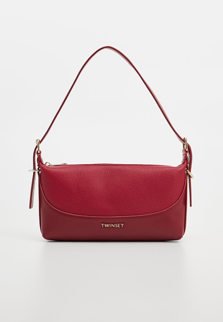 Borsa a tracolla in pelle rossa con texture, dotata di un flap curvo e accessori in oro. Presenta una singola tracolla e un compartimento laterale con zip.