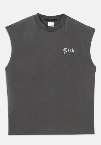 Siva brezrokavnik s krojnim ovratnikom, z belim logotipom "Ksubi" spredaj. Narejen iz mehke bombažne tkanine z ohlapnim krojem.