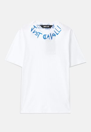 T-shirt en coton blanc avec des manches courtes et un col rond, orné du texte brodé bleu "JUST CAVALLI" près du col.