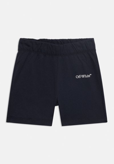 Μαύρα σορτς με ελαστική μέση και μικρό λευκό λογότυπο "Off-White" στο μπροστινό δεξί πόδι, απλό σχέδιο, επίπεδη διάταξη σε λευκό φόντο.