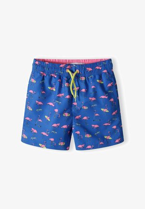 Shorts de bain bleus ornés d'un motif de flamants roses sur des planches à roulettes, en tissu léger, avec une taille élastique et un cordon de serrage jaune.