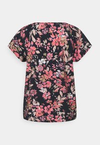 Květinová blůza s krátkými rukávy, s černým pozadím a růžovými, bílými a zelenými květinami. Měkká tkanina s volným střihem.