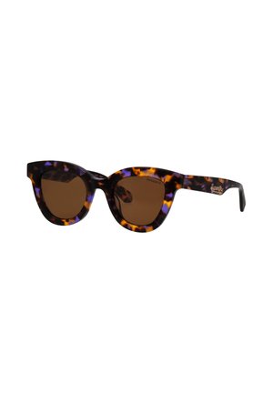 Sonnenbrille mit Schildpattmuster, braunen Gläsern und einer dezenten Cat-Eye-Form, mit einem Logo am Bügel.
