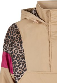 Beżowa kurtka z kapturem, z nadrukiem w panterkę i fuksjowymi akcentami na rękawach. Gładka faktura o sportowym kroju.