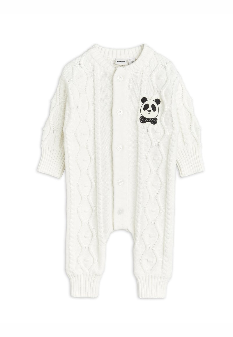 Barboteuse blanche en tricot avec motif torsadé, boutons sur le devant, poignets côtelés et un petit visage de panda noir et blanc avec un nœud papillon sur la poitrine.