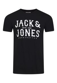 Camiseta de algodón negra con un texto blanco en negrita que dice "JACK & JONES", "ESTD 1990" y "HECHO A MANO" en diferentes tipografías. Mangas cortas, cuello redondo.