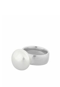 Silverring med en stor, slät, vit pärla som accent. Bandet är polerat och rundat, vilket ger en stilren, minimalistisk design.