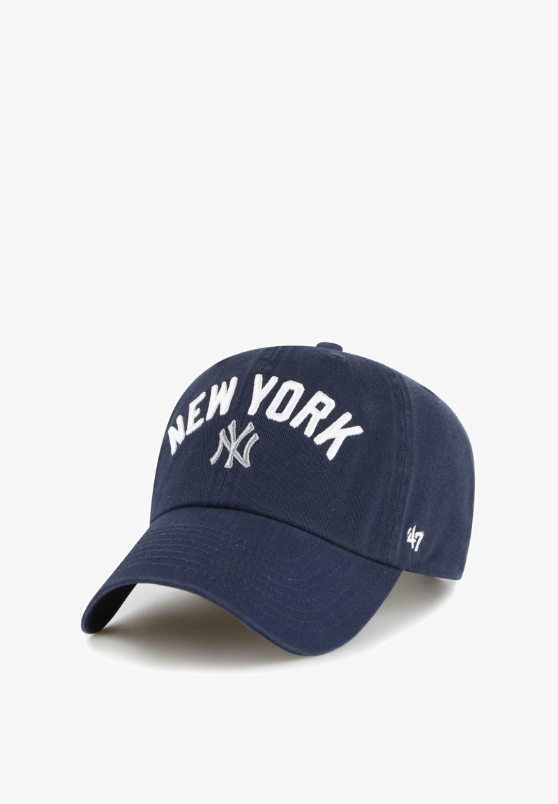 Navyblaue Baseballmütze aus Baumwolle mit weißem, gesticktem "NEW YORK" und Logo. Verfügt über einen gebogenen Schirm und einen verstellbaren Riemen auf der Rückseite.
