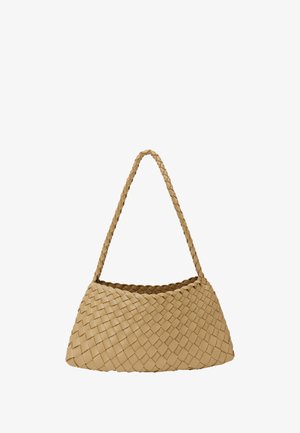 Gewebte Tasche aus tanfarbenem Leder mit einem geflochtenen Riemen und einer abgerundeten, dreieckigen Form. Sie verfügt über eine strukturierte Oberfläche und geflochtene Akzente.