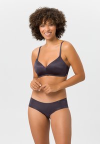 Dunkelgrauer BH und passender Bikini-Slip mit glatter Textur und dünnen Trägern. Der BH verfügt über ein V-Ausschnitt-Design und bietet einen minimalistischen Stil.