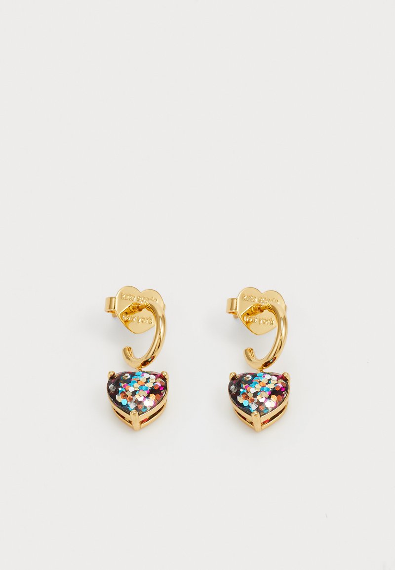 Brincos em tom dourado com designs em forma de coração, adornados com glitter multicolorido e um fecho seguro. Acabamento metálico suave.