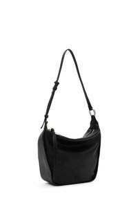 Sac à épaule en cuir noir au design doux et décontracté, avec sangle réglable et logo subtil. Il dispose de quincaillerie argentée et d'une fermeture à glissière.