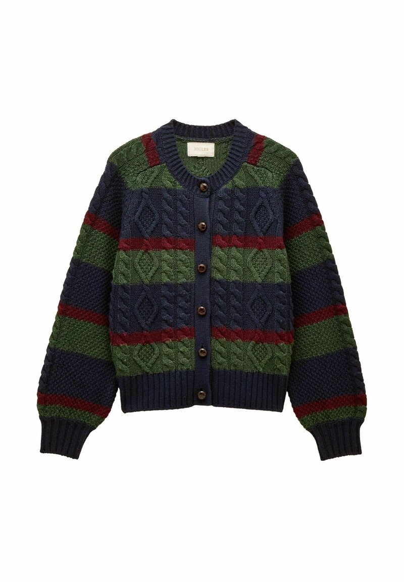 Pletený kardigán s okrúhlym výstrihom, ktorý má zelené, námornícke modré a burgundské pruhy, káblové vzory a hnedé gombíkové zapínanie.