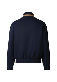 Chaqueta bomber de color azul marino con cuello beige, dobladillo elástico y puños ajustados. Tela suave, sin patrones visibles ni elementos de hardware. Se muestra la vista trasera.