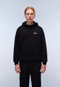 Sudadera con capucha negra, bolsillo tipo canguro, capucha con cordones y pequeño logo blanco en el pecho. Tejido suave, corte relajado.