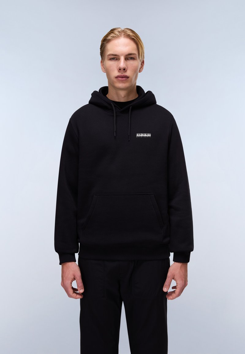 Sudadera con capucha negra, bolsillo tipo canguro, capucha con cordones y pequeño logo blanco en el pecho. Tejido suave, corte relajado.