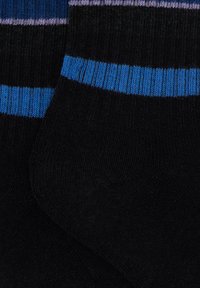 Calzini neri con strisce orizzontali blu e viola. Tessuto morbido a maglia, lunghezza a metà polpaccio e polsini elastici per una vestibilità aderente.