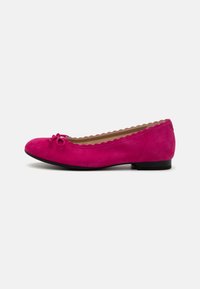 Bailarina de ante fucsia con puntera redondeada, que presenta un pequeño lazo en la parte frontal y un borde con un diseño ondulado.