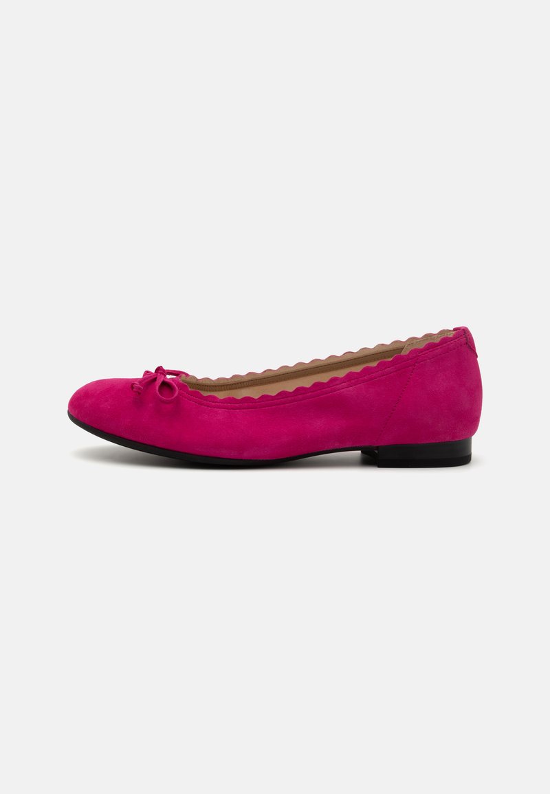 Bailarina de ante fucsia con puntera redondeada, que presenta un pequeño lazo en la parte frontal y un borde con un diseño ondulado.