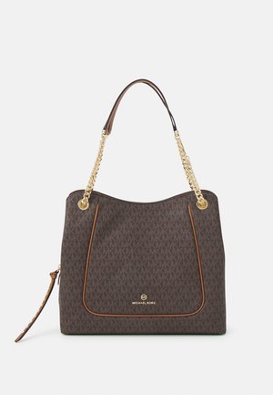 Brązowa torba na ramię Michael Kors z złotymi łańcuszkowymi paskami, powtarzającym się wzorem logo MK i przednią kieszenią z obszyciem ze skóry.