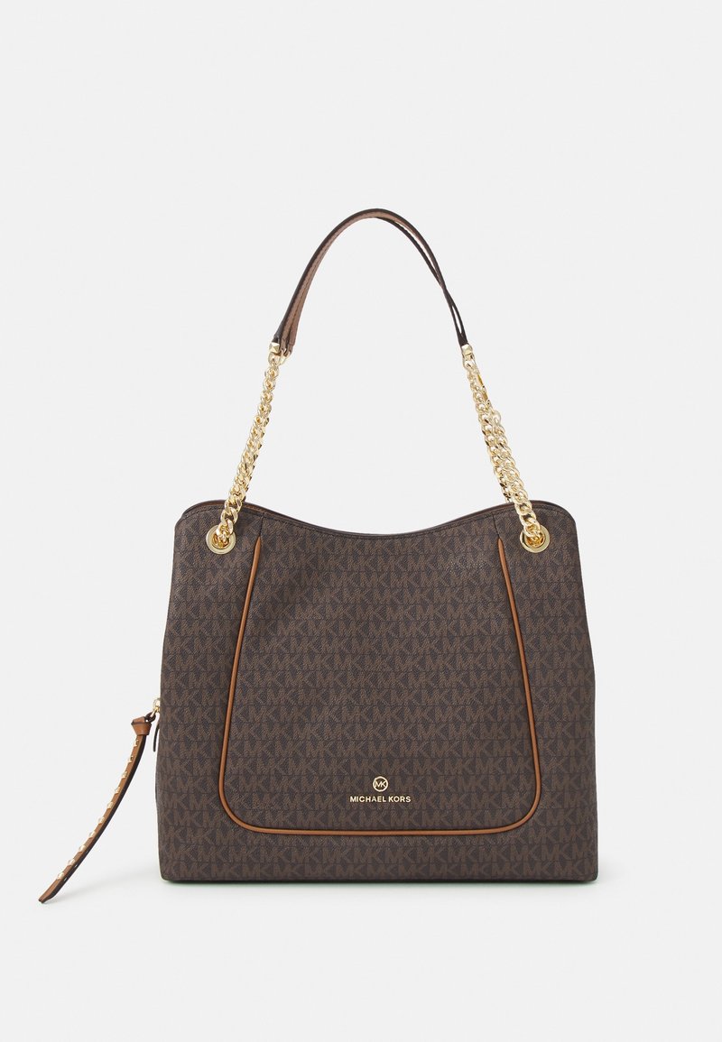 Sac à épaule marron Michael Kors avec bretelles chaîne dorée, motif répétitif du logo MK et poche avant avec bordure en cuir.